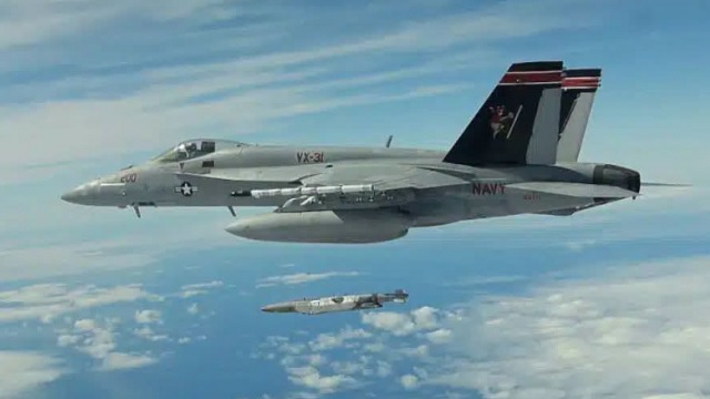 F A18 E Feuert Gb U75 Jdam Pict1.jpg