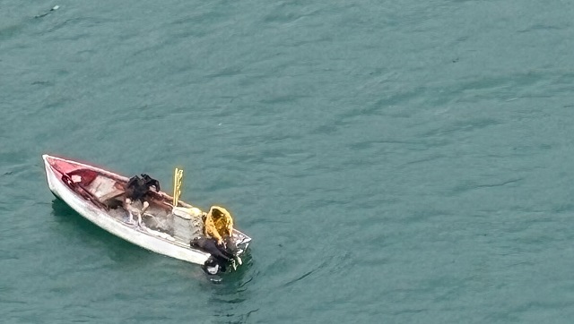 05 Fischer Zieht Insassen Aufs Boot.jpg