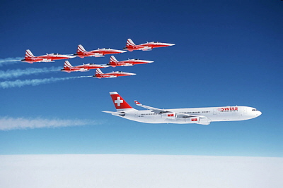 CR Swiss; A340 mit Patrouille Suisse