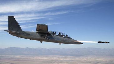 Scorpion feuert Rakete ab