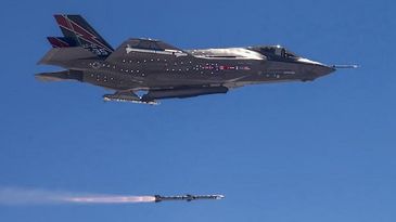 F35A_first_AMRAAM_shot_400