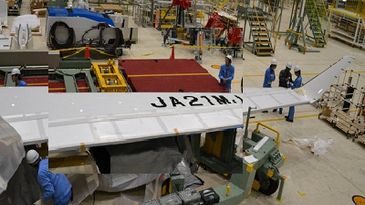MRJ_first_wing_400