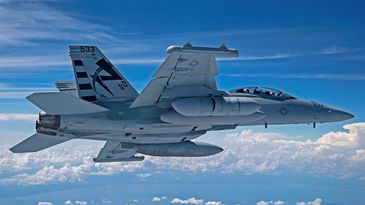 EA-18G Growler mit neuem Störbehälter