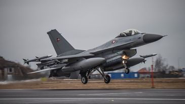 Dänische F-16A landet im litauischen Šiauliai