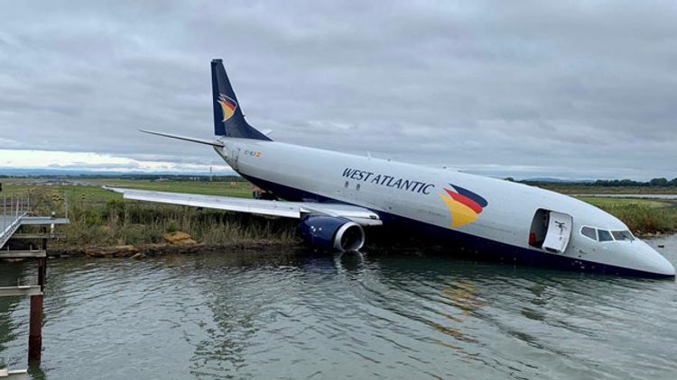 Boeing 737 Bruchlandung