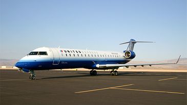 SkyWestCRJ700_400x263