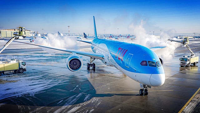 Flugzeugenteisung Stuttgart Dreamliner