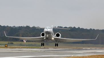 G650_FirstFlight_Takeoff_400x263