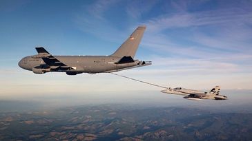 KC-46 Pegasus betankt F/A-18 Hornet