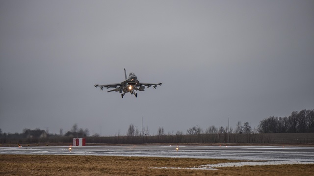 Dänische F-16A landet im litauischen Šiauliai