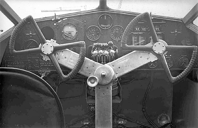 De Havilland D H86 Cockpit