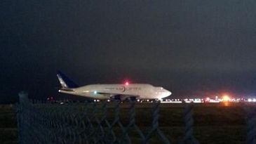 Twiiter_Dreamlifter_on_wrong_Airport_400