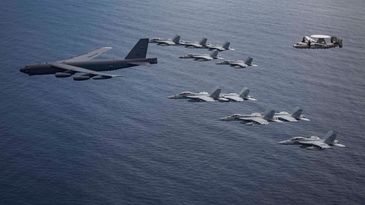 B-52 zusammen mit U.S. Navy Hornets