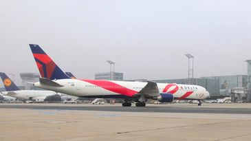 Delta Airlines Boeing 767-400 Pink Plane 