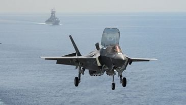 Erste italienische F-35B landet auf Cavour