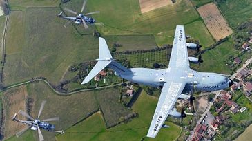 Airbus A400M betankt zwei H225 Hubschrauber