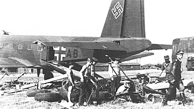 Ju 352 Bild9 Beladen.jpg