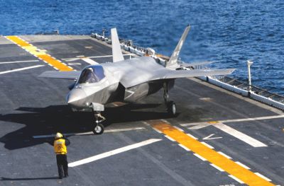 F35B_BF02_First_on_Deck_400