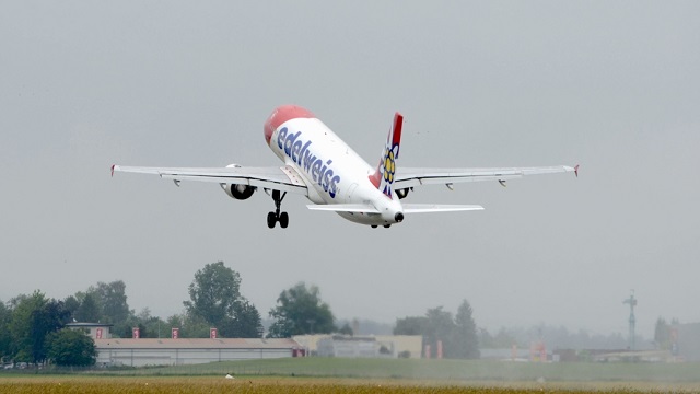 Edelweiss Airbus A320 startet in Dübendorf