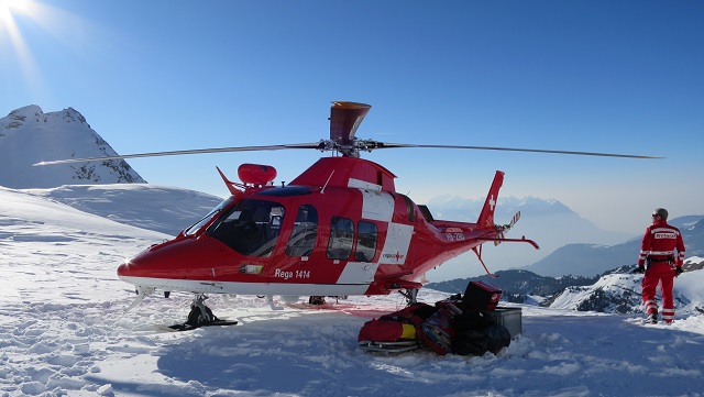 Rega Hubschrauber während Bergrettung